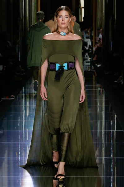 Look 16